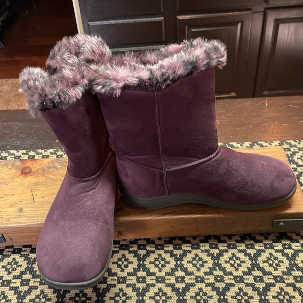 Vionic Purple Winter Boots with Furry Trim